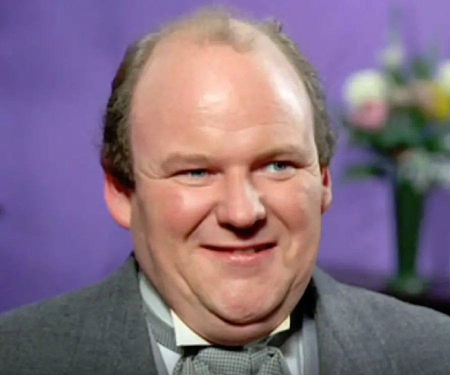 How tall is Roy Kinnear?